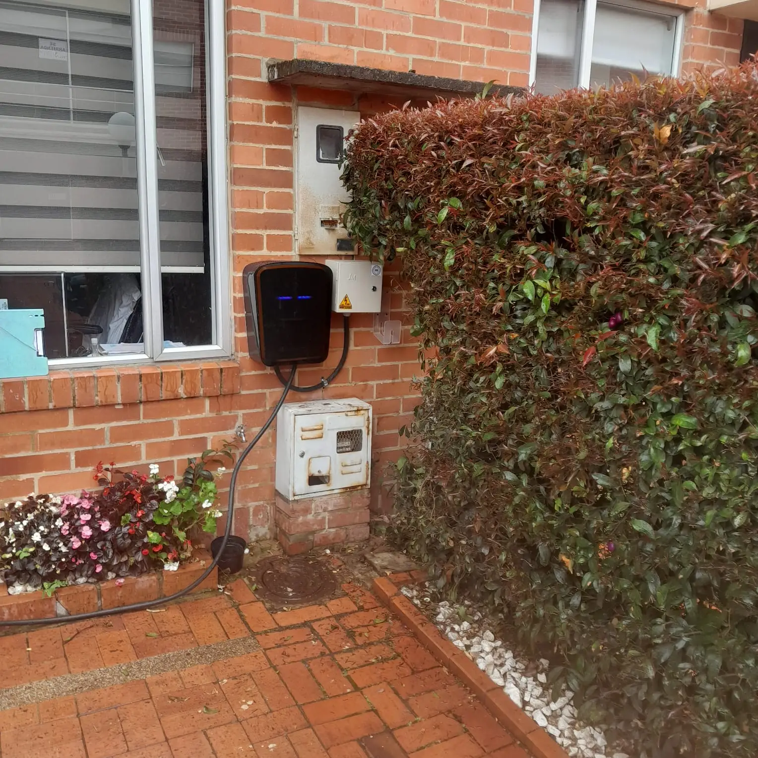 Estación de carga para vehículo eléctrico instalada por Fabec