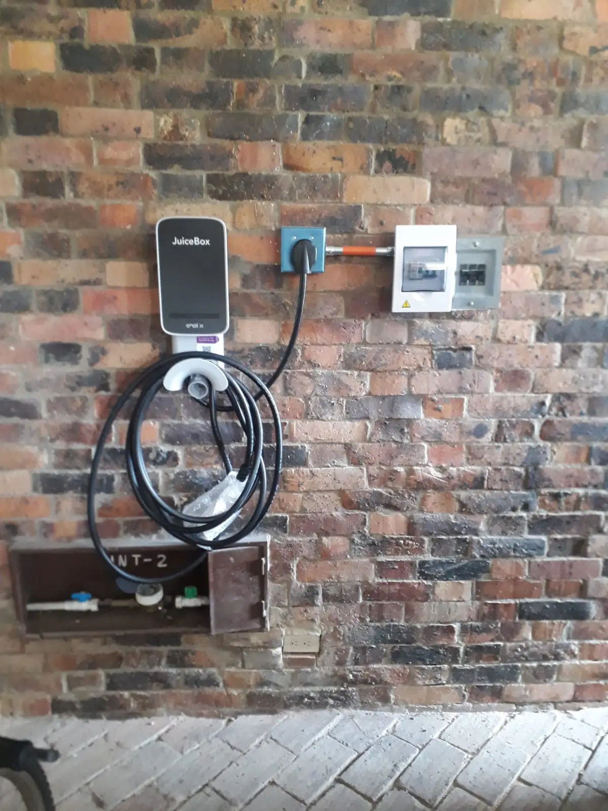 Vehículo eléctrico conectado a un cargador